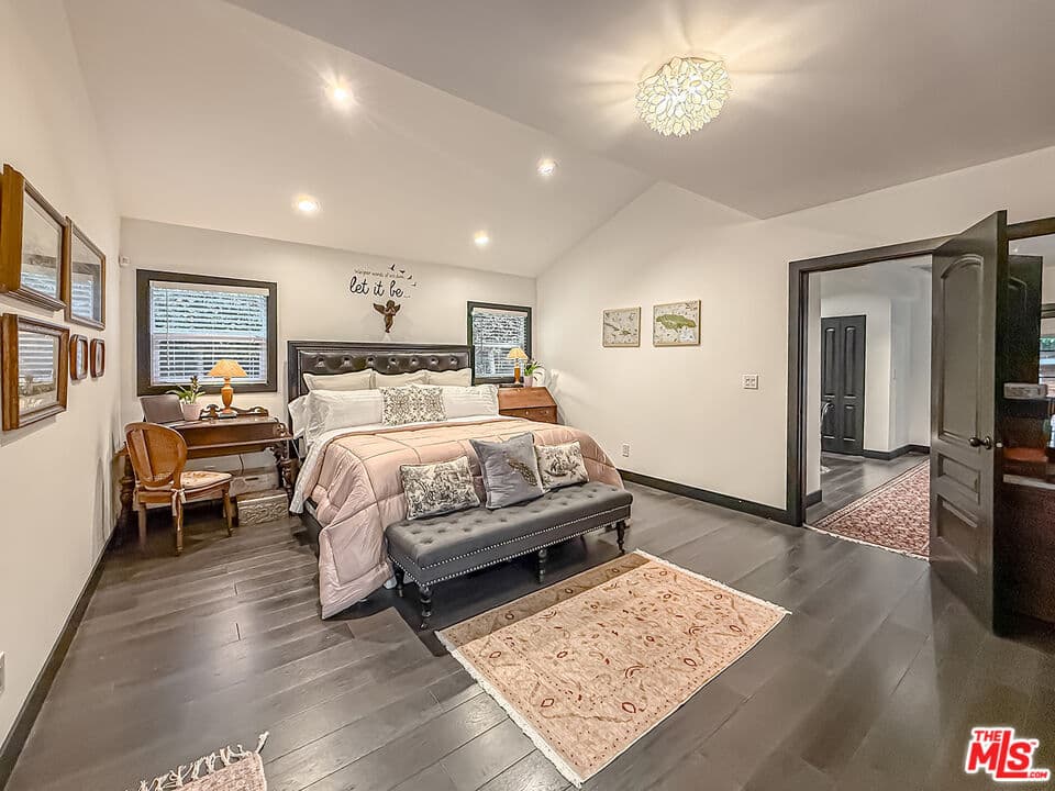 5236 Lennox Ave primary suite